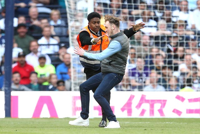 A steward was forced to apprehend a pitch invader at the Tottenham Hotspur Stadium