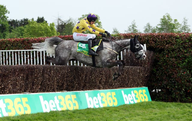 Il Etait Temps in action at Sandown