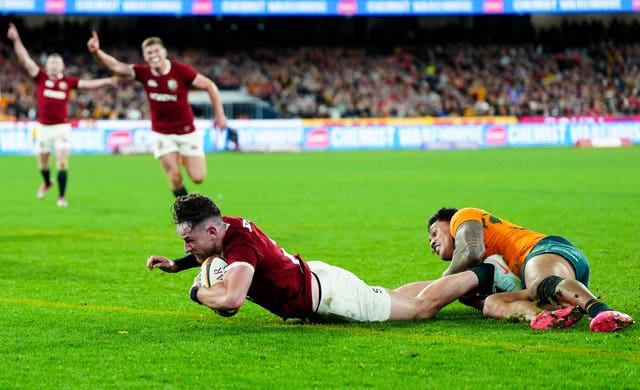 Keenan scores the winning try