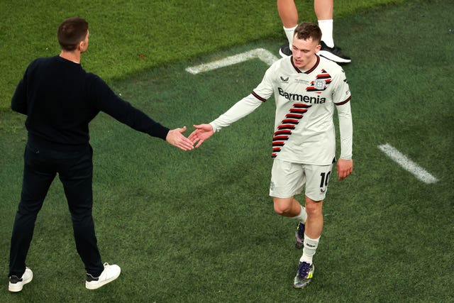 Xabi Alonso shakes hands with Florian Wirtz