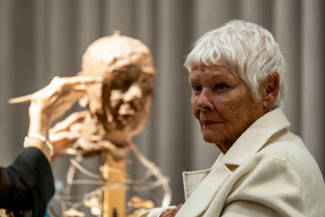 Dame Judi Dench sits for sculptor Frances Segelman in front of an audience