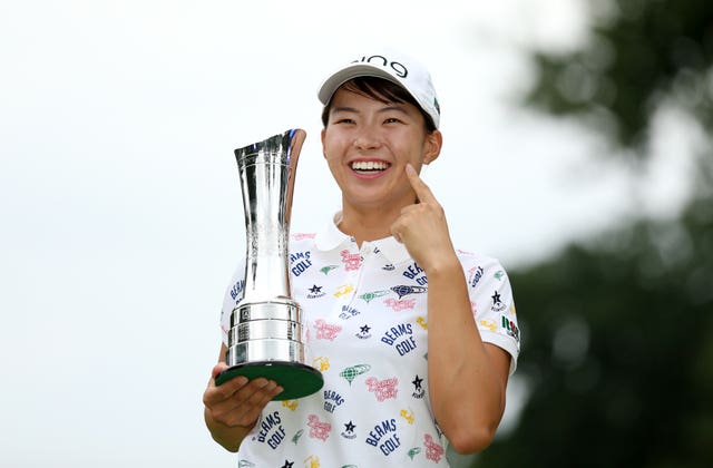 Hinako Shibuno lifts the Women's British Open after her victory at Woburn