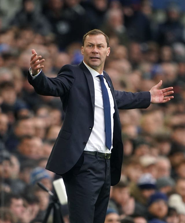 Duncan Ferguson holds out his arms