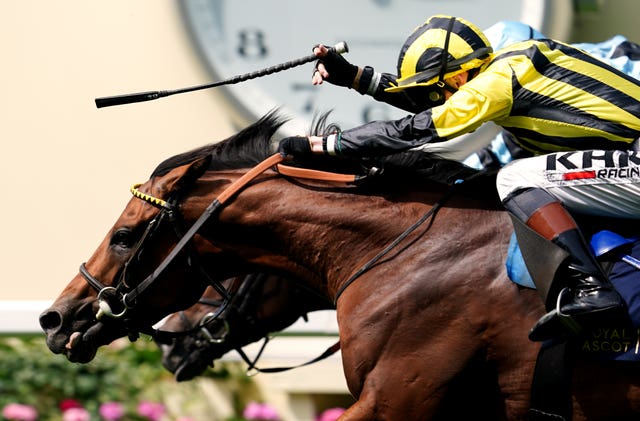 Plenty of drama in the Queen's Vase, with Eldar Eldarov edging a nose verdict over Zechariah