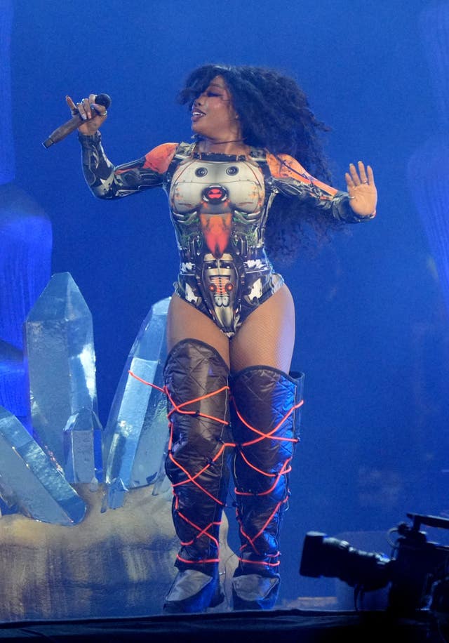 SZA performing on the Pyramid Stage