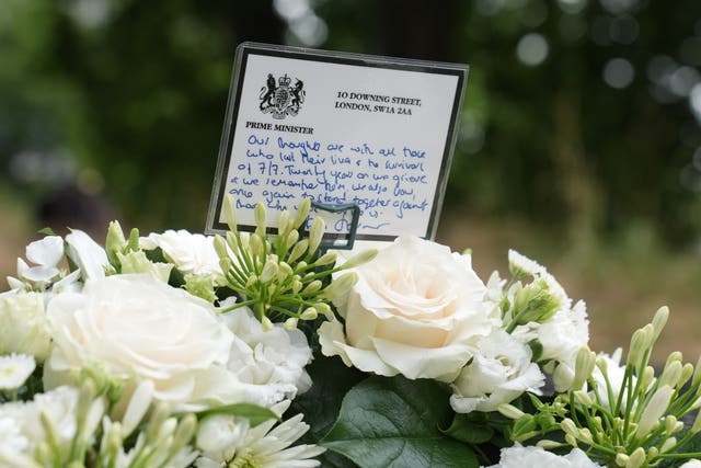 A message on a wreath of white flowers