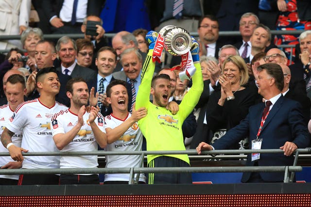 David De Gea lifts the FA Cup trophy