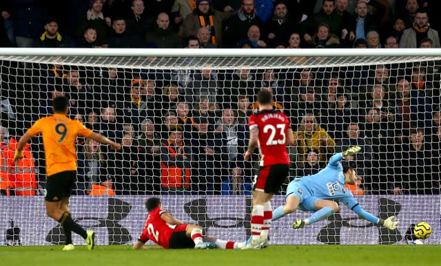 Firmino fires Liverpool to win at Wolves