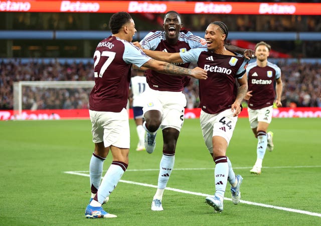 Boubacar Kamara celebrates with team-mates