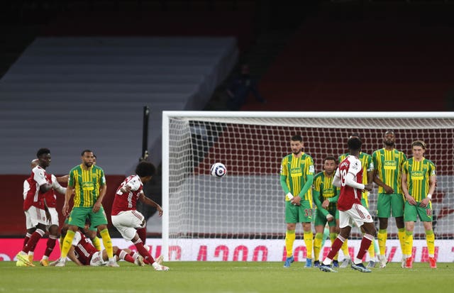 Willian scores Arsenal's third goal 