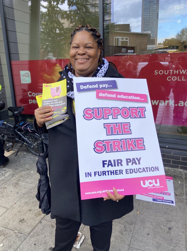 College lecturers strike