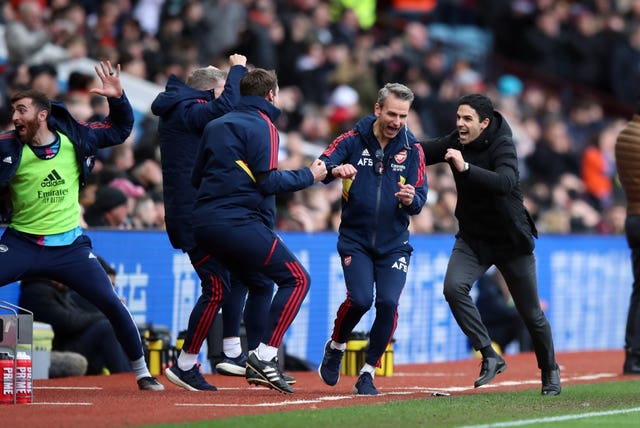 Arsenal's bench celebrate after Emiliano Martinez's own goal