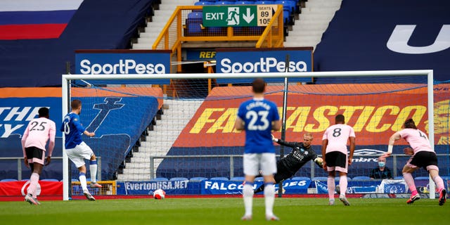 Gylfi Sigurdsson scores his side’s second goal of the game from the penalty spot