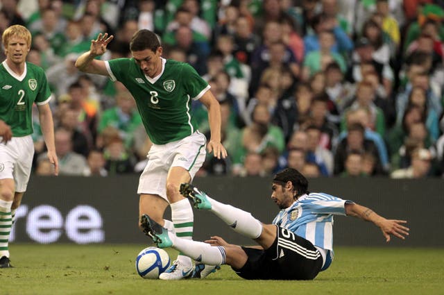 Republic of Ireland’s Keith Andrews (left) and Argentina’s Ever Banega battle for the ball