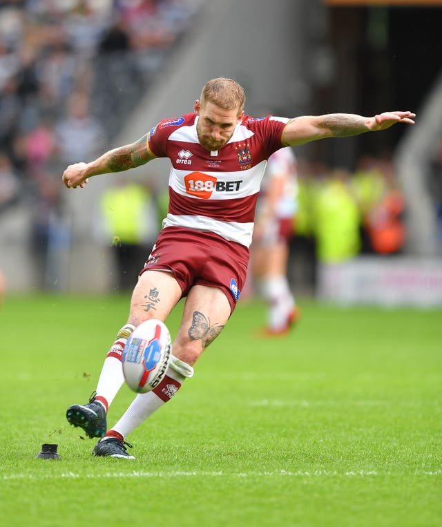 Sam Tomkins kicks at goal