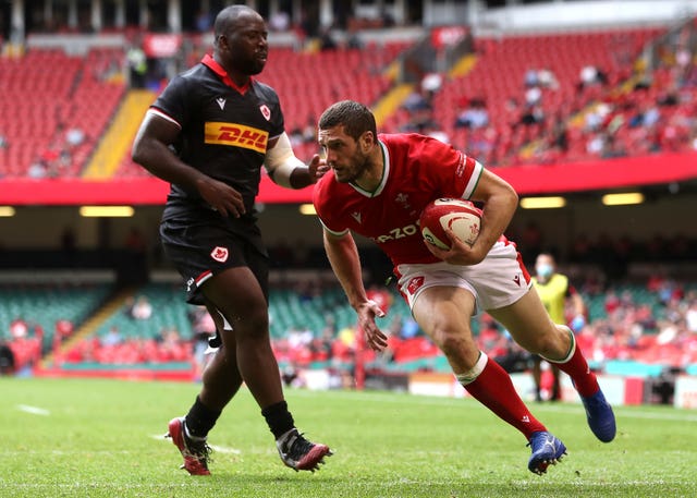 Jonah Holmes scores a try