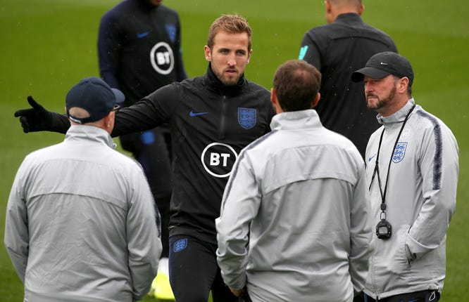 Harry Kane talks with manager Gareth Southgate and his staff