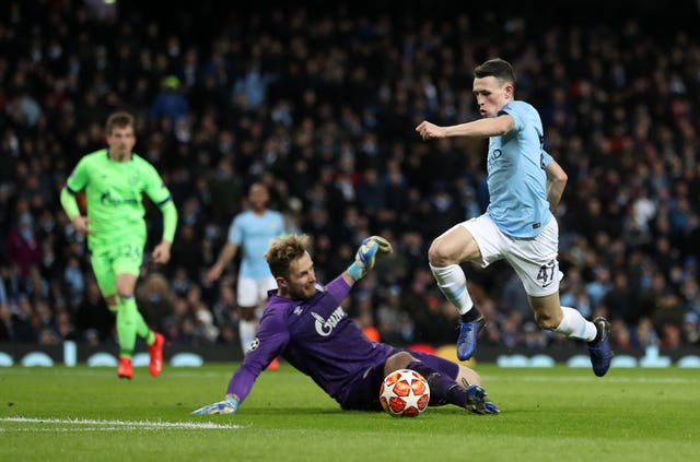 Phil Foden rounds the goalkeeper for Manchester City's sixth goal