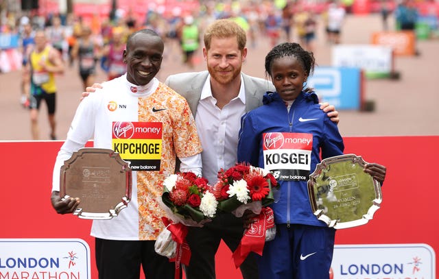 The Duke of Sussex poses with the winner of the Men’s Marathon Eliud Kipchoge and Women’s Marathon Brigid Kosgei