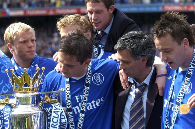 Lampard admires the trophy with Mourinho and his team-mates