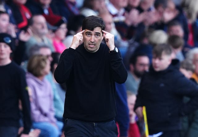 Andoni Iraola points to his temples