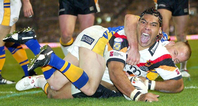 Lesley Vainikolo scores a try