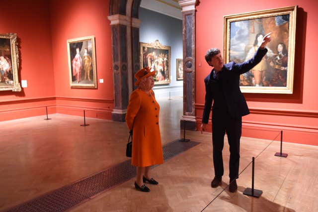 The Queen views artwork with Dr Per Rumberg (Jeremy Selwyn/Evening Standard)