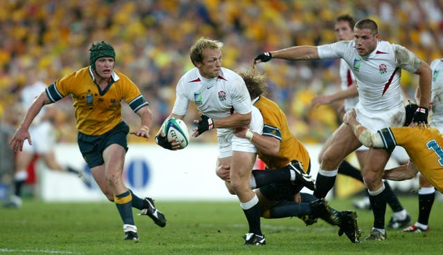 Matt Dawson tries the offload