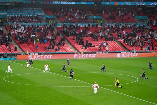England and Scotland take the knee together
