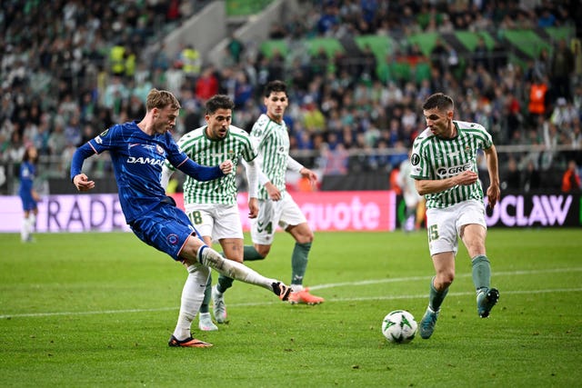 Cole Palmer crosses the ball with his right foot