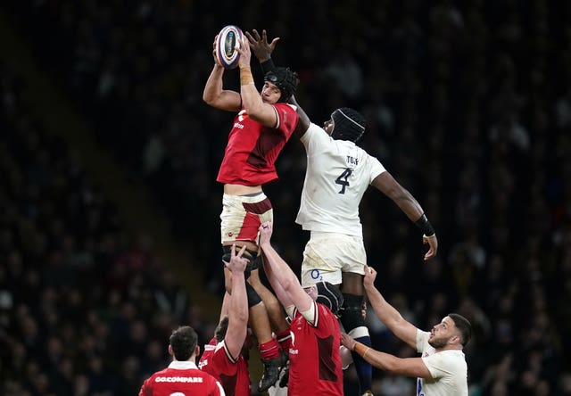 Dafydd Jenkins and England鈥檚 Maro Itoje compete for the ball