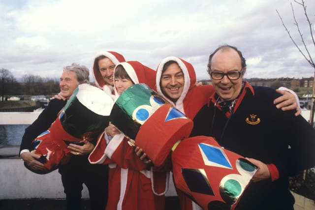 Ernie Wise (left) and Eric Morecambe promote one of their Christmas shows, with guests David Frost, Glenda Jackson and Des O’Connor (PA Images)