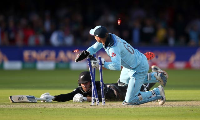 Buttler runs out Guptill