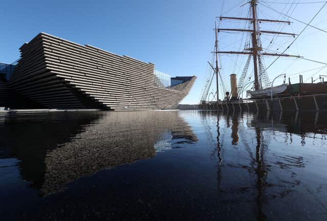 Kengo Kuma visits V&A Dundee