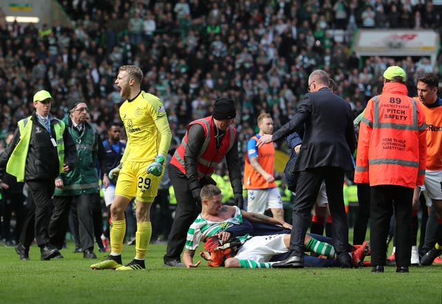 Wes Foderingham grappled with Mikael Lustig 
