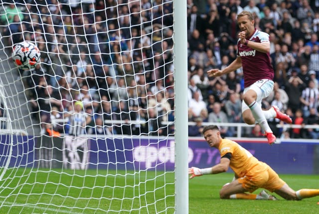 Tomas Soucek makes it 3-2