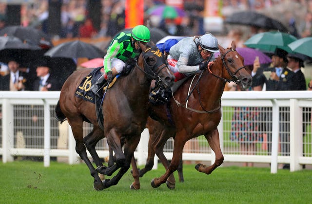 Frankie Dettori (far side) drove Raffle Prize home in front