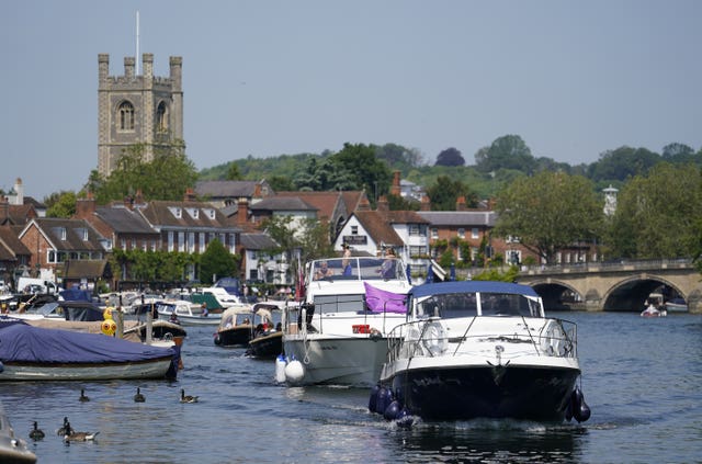 Pleasure boats are driven along the river in Henley-on-Thames
