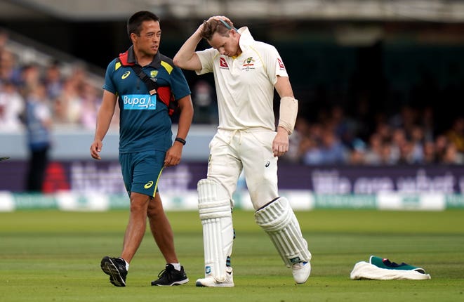 Steve Smith returned to bat after being assessed