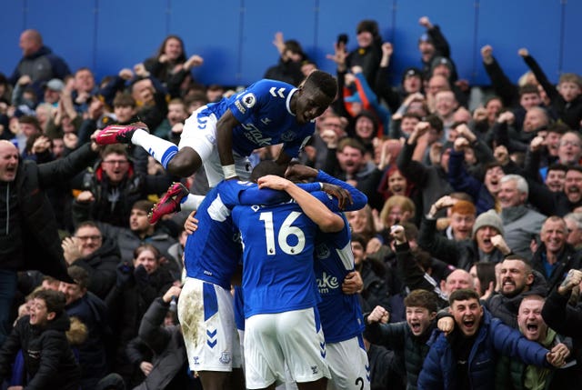 Idrissa Gana Gueye celebrates by jumping onto team-mates