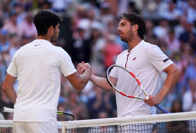 Carlos Alcaraz shakes hands with Cameron Norrie