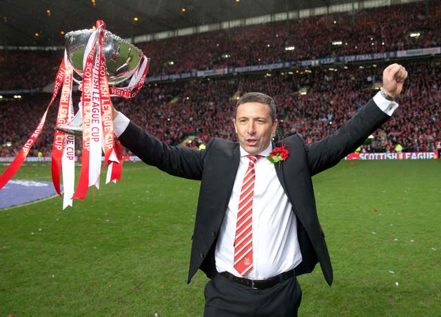 Derek McInnes holds up the Scottish League Cup
