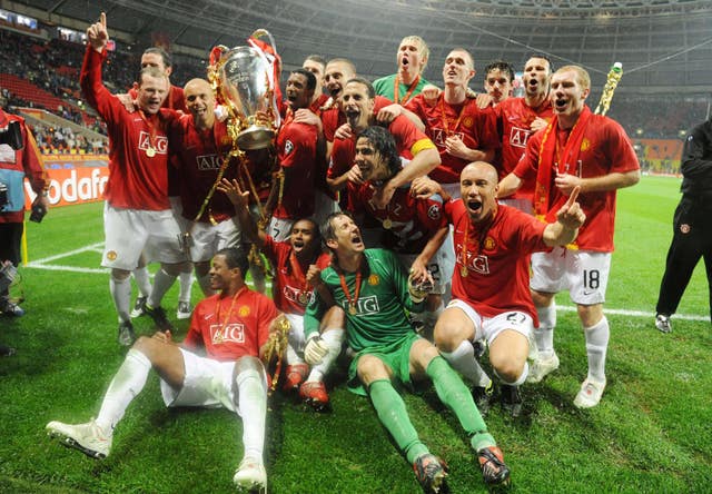 Manchester United players celebrate with the trophy in Moscow 