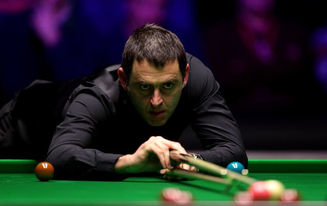 Ronnie O'Sullivan fought his way into the last eight 