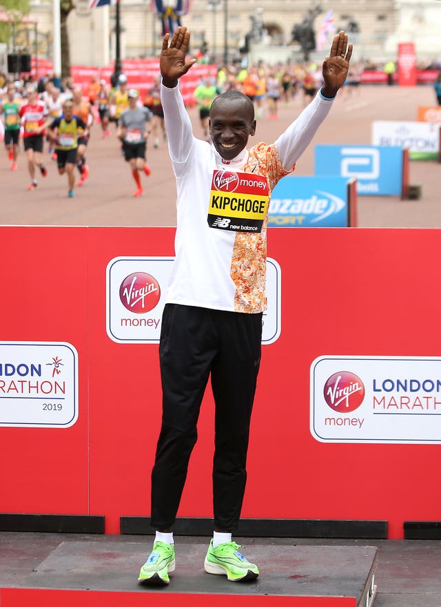Eliud Kipchoge celebrates winning the men's title for the fourth time