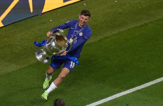 Mason Mount does a Drogba