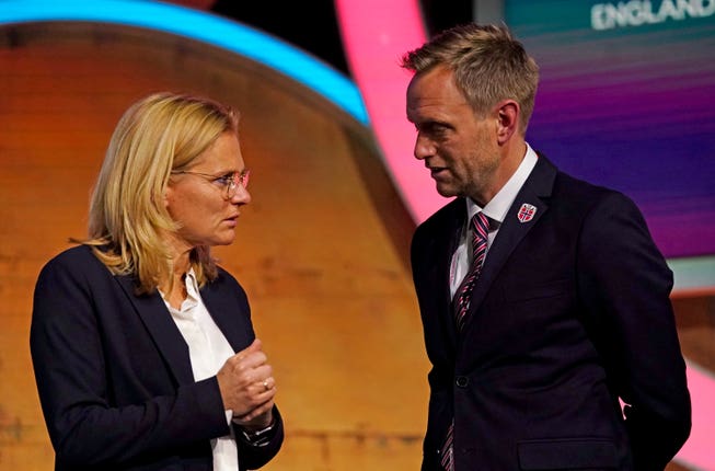 Wiegman with Norway head coach Martin Sjogren (right) at the Euros draw last October (Nick Potts/PA).