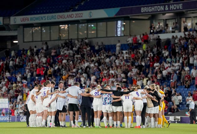 England players in a huddle