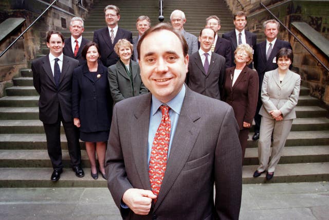 Alex Salmond standing in front of his 1999 front bench