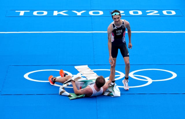 Alex Yee congratulates winner Kristian Blummenfelt at the finish line